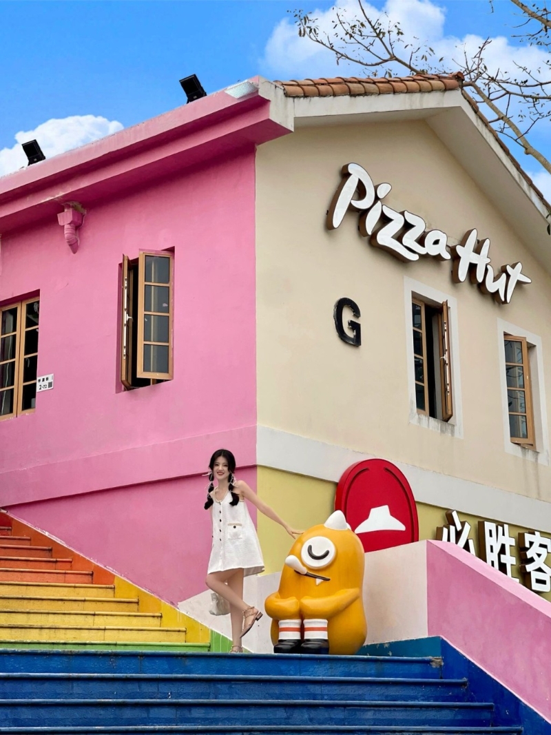 今年升級后重新開幕的8號倉，是集購物、美食于一身的戶外Outlet。