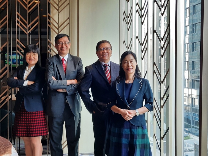 教大將在未來兩個學年陸續改革課程，校長李子建（左2）期望有助裝備學生應對未來、與時并進。 旁為顧敏康（右2）及鄭美紅（右1）。