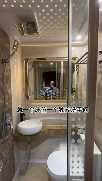 每個太空艙都擁有獨立的床位和洗手間