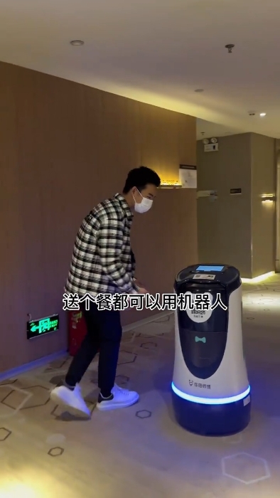 酒店更將送餐服務交給送餐機械人
