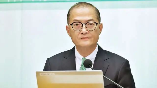 香港醫務衛生局局長盧寵茂。