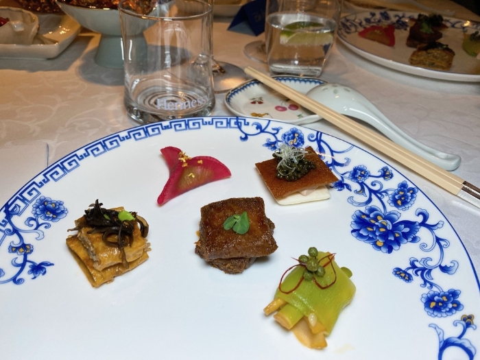 前菜五重奏：鵝肝魚子醬脆皮乳豬 件、胭脂醉蟹凍、潤澤素鵝、青城山 辣椒熗拌螺頭、脆皮松阪肉。