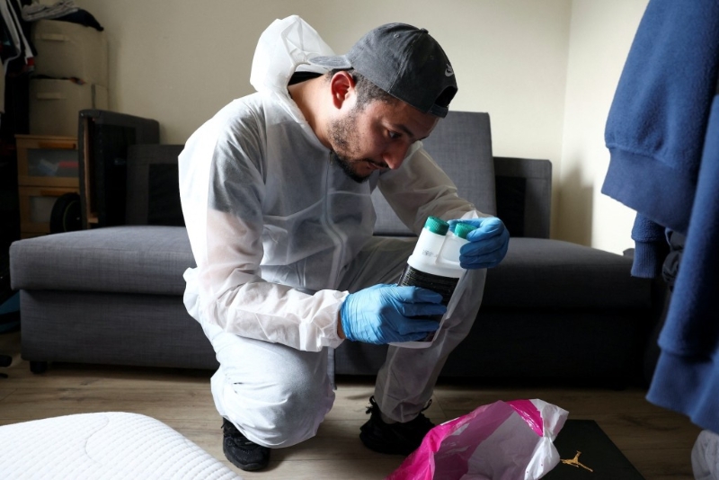 2023年9月29日，法國巴黎市郊的 L'Hay-les-Roses，有滅蟲公司人員在一戶民房殺滅床蝨。 （路透社）