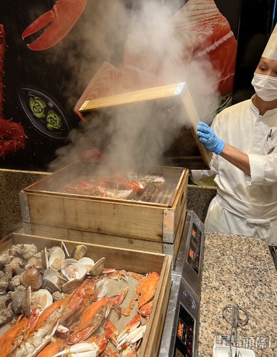 木箱蒸海鮮，記者最推介大蜆和田螺，超鮮甜。