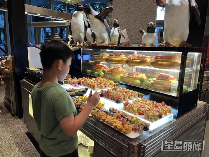 壽司刺身吧臺選擇豐富。