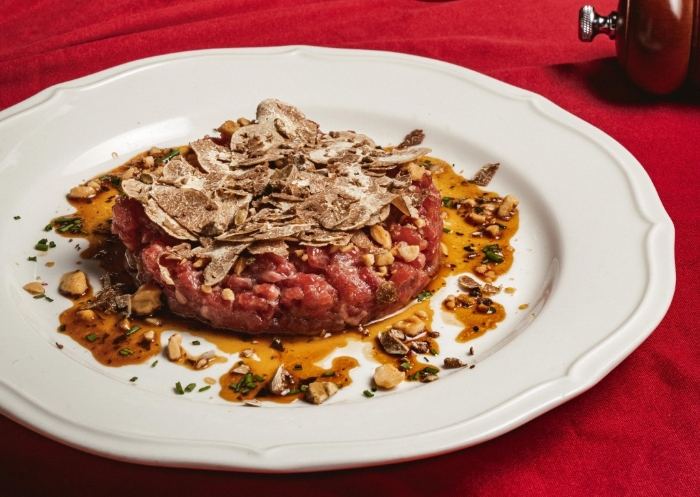 Pirata限定4道菜的白松露晚餐——松露和牛他他，將和牛的濃郁香味與阿爾巴頂級白松露的口感融為一體，佐蘑菇汁及烤榛子更清香。