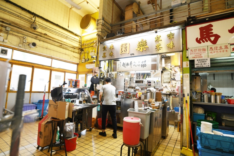 樂園位于九龍城街市的熟食中心，掛上由蔡瀾先生的墨寶。