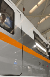 車身外觀采用了白色，配搭灰色、橙色線條，相當搶眼。