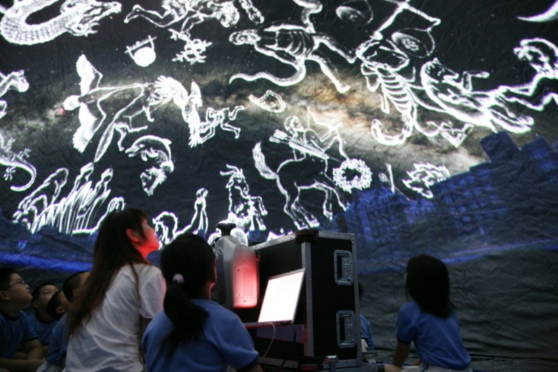 參加者有機會進入立體星象館體驗全天域星空及天文電影。 （圖片來源：《親子王》）