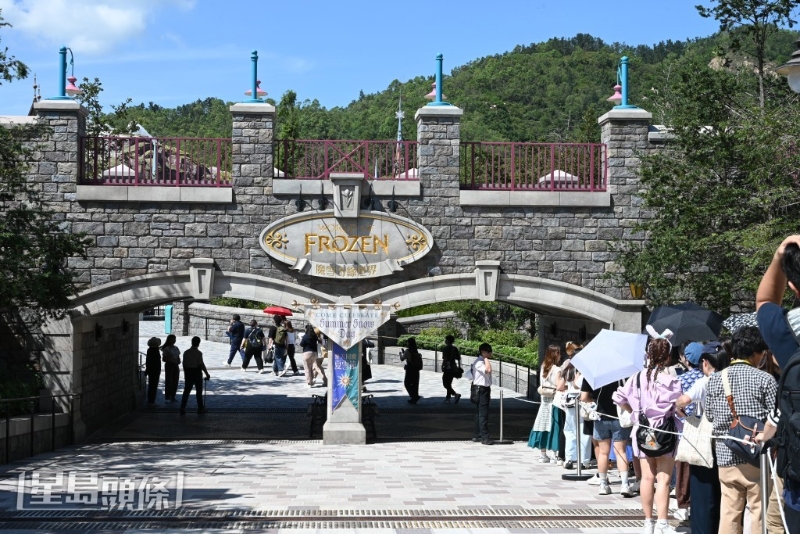 作為全球首個以《魔雪奇緣》（Frozen）作主題的迪士尼園區，園區分為“阿德爾小鎮”及“阿德爾森林”兩個部分，真實還原電影場景。