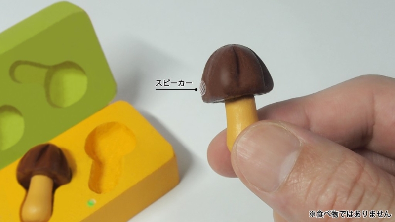 耳機出音孔設于蘑菇山一側，并非入耳式類型。