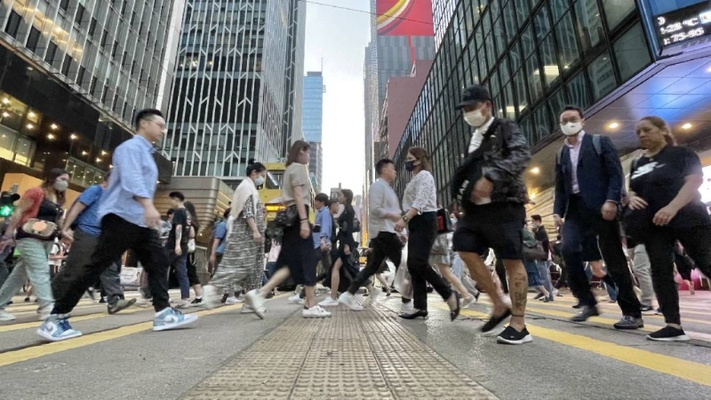 強積金11月料升逾4%，打工仔人人賺萬元，全年有望正數，惟中港股續跑輸