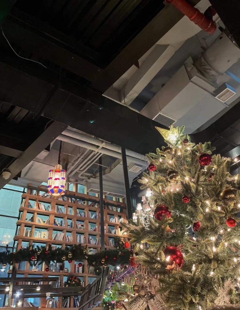 香蜜湖Maan Coffee（1979）運用大量的圣誕樹、吊飾及燈飾布置，營造濃厚的節日氛圍，滿載冬日暖意。