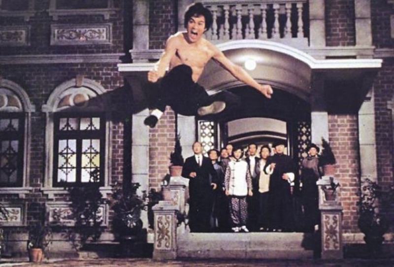 《精武門》由李小龍主演，羅維執導。