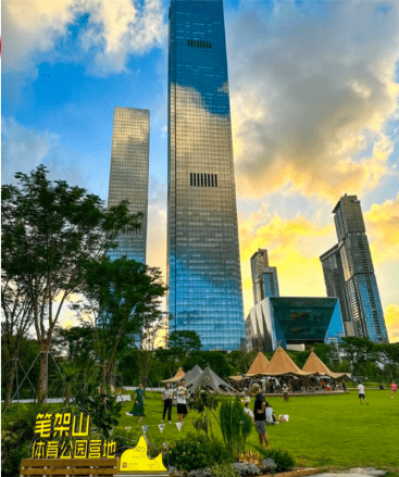 「南」區屬于筆架山營地， 在一望無際的草坪上設有公眾露營帳篷。