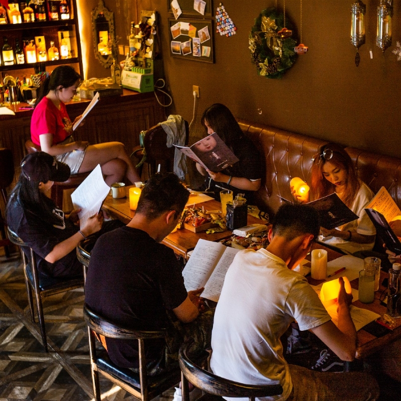 隨著近兩年內地“劇本殺”的興起，也出現了劇本殺寫手等副業。