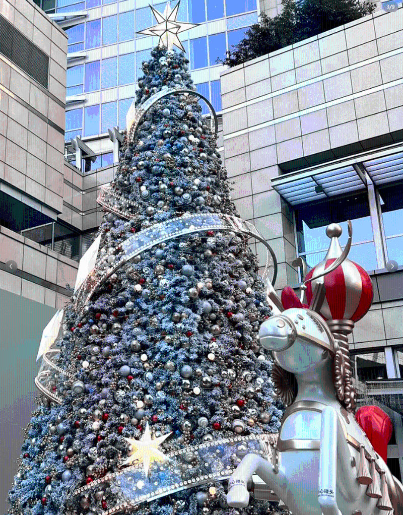 深圳萬象城 嘉年華木馬布置 (圖片來源:深圳萬象城) 深圳萬象城 嘉年華木馬布置 (圖片來源:深圳萬象城)