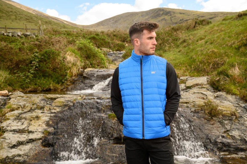 MAC IN A SAC可收藏式設計的男裝羽絨背心、原價$899、現售$449、GO，采用經合乎道德方式收集的羽絨制作。