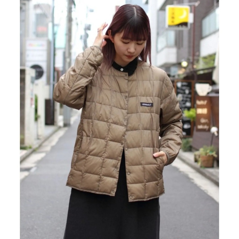 Gramicci格紋中性羽絨外套、原價$1,399、現售$839、GO，具防水功能及配有收納袋，方便攜帶。