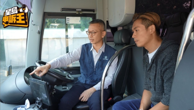 政府化驗所法證事務部物理組化驗師陶志恒博士(左)解釋，一些大型車輛如旅游巴，前方大概0至2米范圍會存在盲點，如果有行人走入這些區域，會較難察覺。