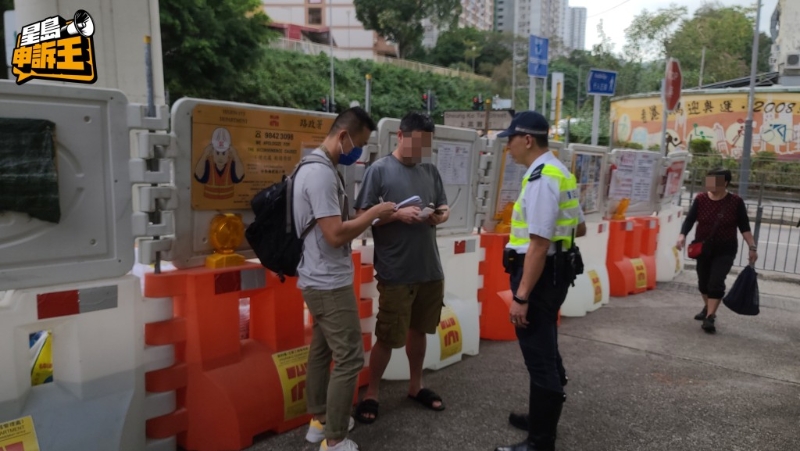 市民何先生（圖中灰色衫）表示：“捉過一次唔敢再亂過馬路！”