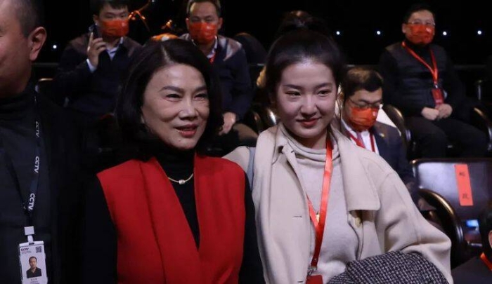 董明珠帶孟羽童出席公開活動。