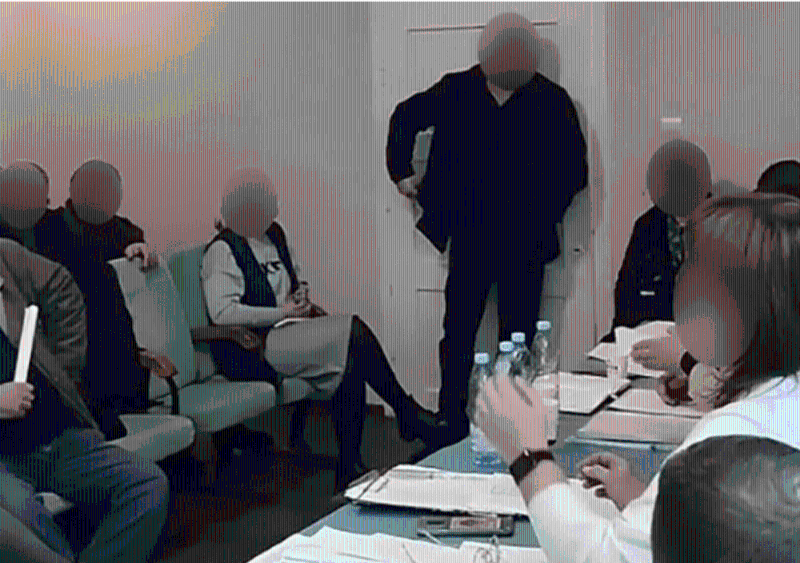 村議員謝爾希?巴特林(Serhiy Batryn)突然走進房間。