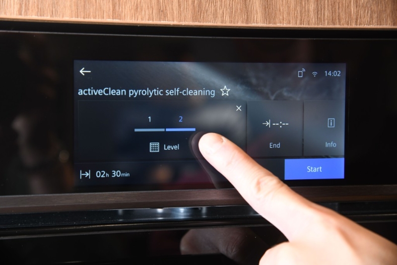 新式焗爐可定期啟動activeClean功能作深層清潔。