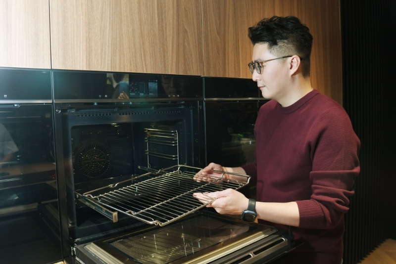 有些焗爐備有全展型伸縮層架，可放置分量較多或較重的食材。