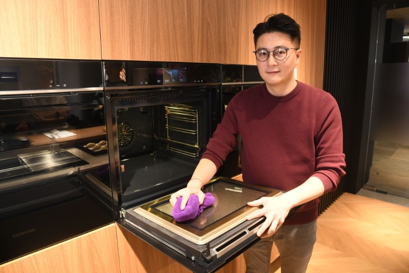 Siemens的資深培訓導師林卓華（Calvin）指出，讓焗爐保持清潔就是最好的保養。