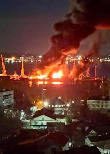 網傳“新切爾卡斯克號”陷入火海的畫面。