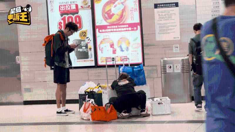 通關后，深圳“反向代購”熱潮蔚然成風，跑腿交收的情況港鐵站隨處可見。