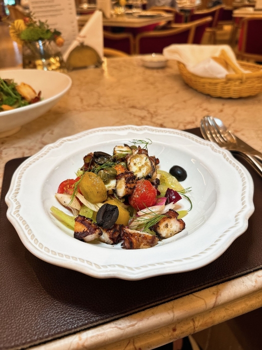 八爪魚車厘番茄沙律配鯷魚柳汁 八爪魚車厘番茄沙律配鯷魚柳汁