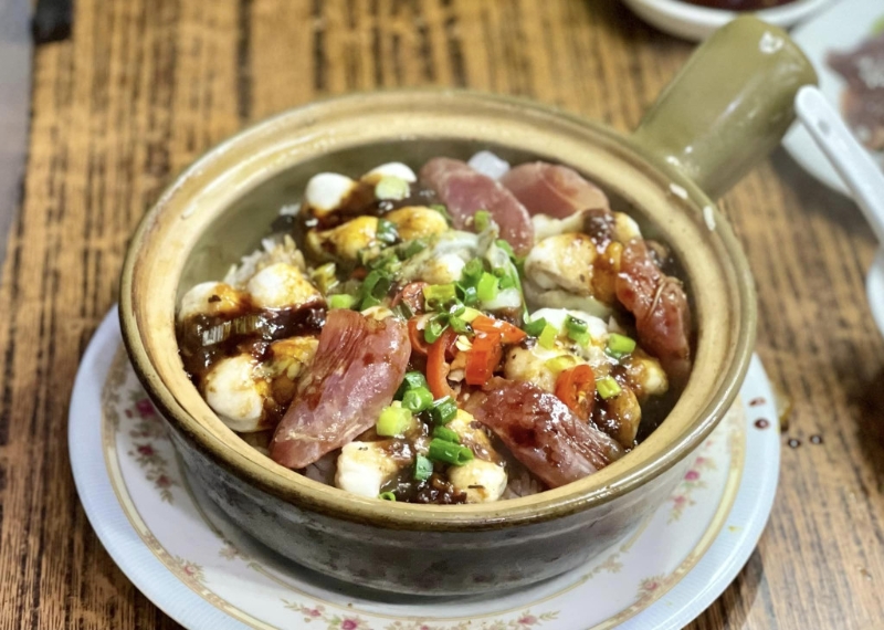 煲仔飯甘香，配料入味，淋上味道帶甜的豉油，香味四溢，飯焦出色，微焦脆口。