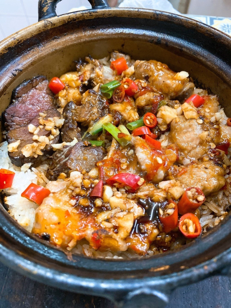 煲仔飯即叫即以炭爐制作，配料自由搭配。