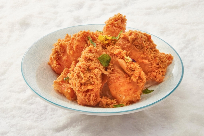 海龍王餐廳中菜新菜單——黃金燕麥阿拉斯加長腳蟹腳—啖啖肉的蟹腳沾有燕麥及咸蛋黃，吃起來外酥內嫩，咸鮮甜美。