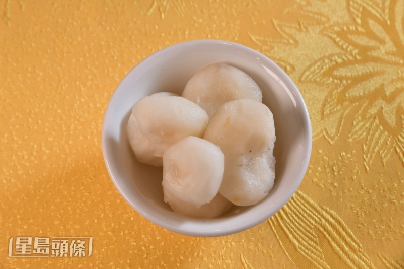 咸魚蒸肉餅加馬蹄爽嫩多汁。