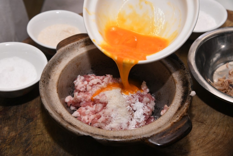 在肉餅加入蛋漿拌勻，更加滑溜。