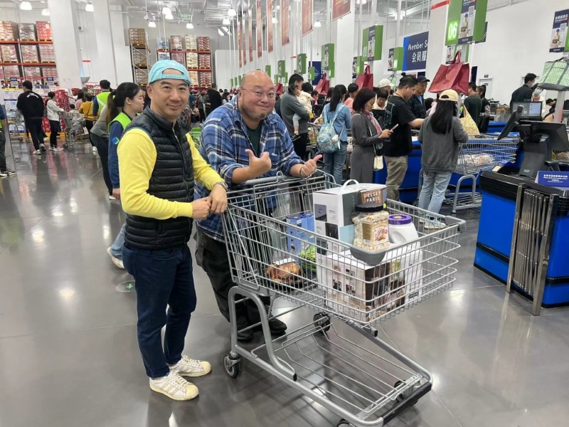 旅行團關注組版主Tony（左）及管理員Sunny（右）亦有報團參加山姆超巿兩日一夜純玩團，體驗到山姆購物的樂趣。 （旅行團關注組圖片）