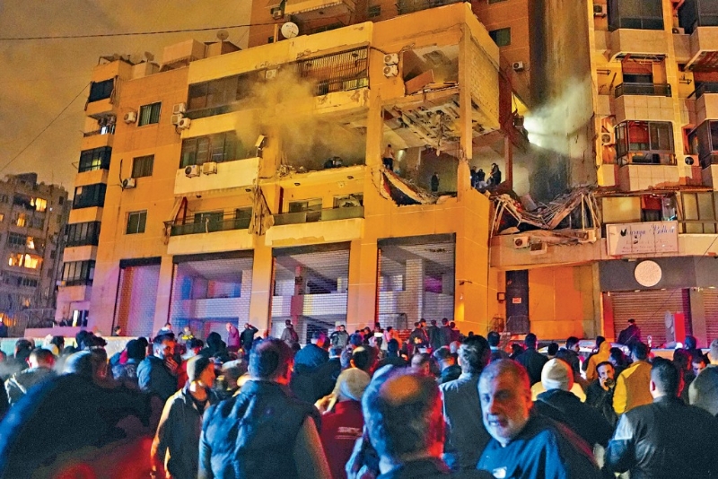 黎巴嫩首都貝魯特南郊達希耶的哈馬斯辦公室，周二遭無人機襲擊后，人群聚集被毀建筑物外。