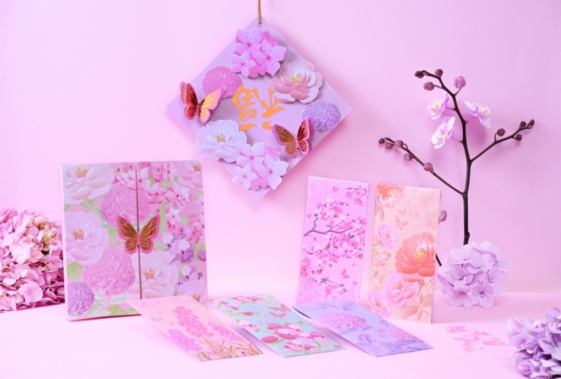 CLUB CG會員于東薈城名店倉內消費滿指定金額即可換領多款限量版新春賀歲禮品，包括「花漾彩蝶」利是封套裝（如圖）、Cath Kidston花香護膚禮品套裝及COVA賀年珍瓏朱古力全盒。