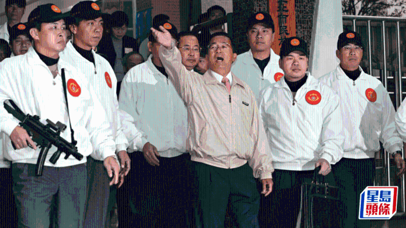 陳水扁中槍翌日由荷槍人員貼身保護到票站投票。星島資料圖