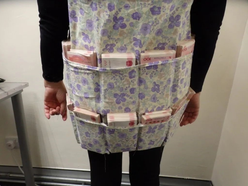 在她攜帶的環保袋內發現少量外幣現鈔