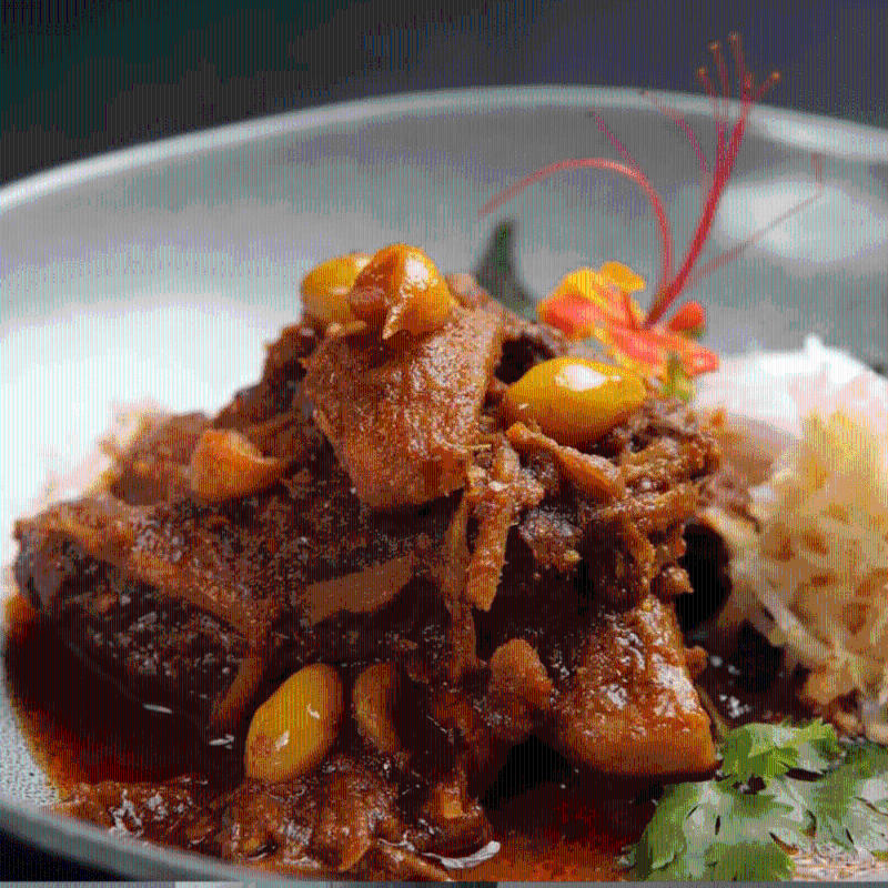 Chef Noom的招牌菜，燉牛臉頰紅咖喱配番紅花檸檬草飯