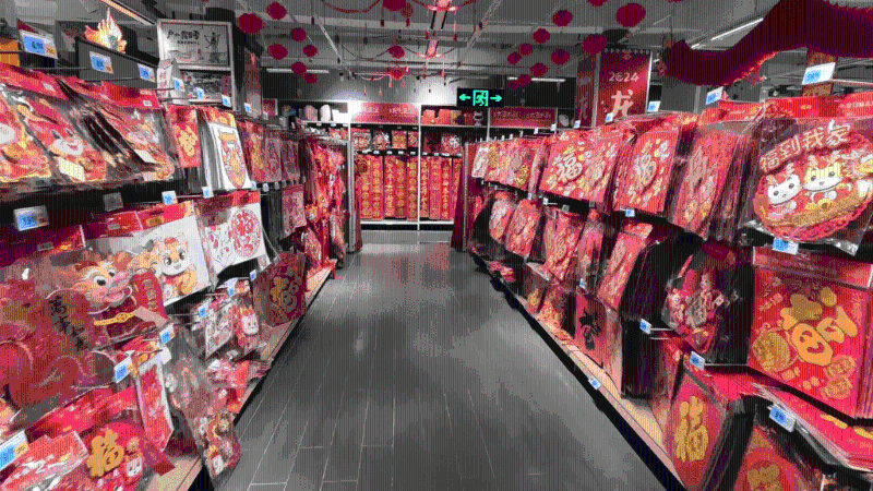 非常多賀年用品任君選擇。圖片來源：Youtube@及及爸的敗家周記