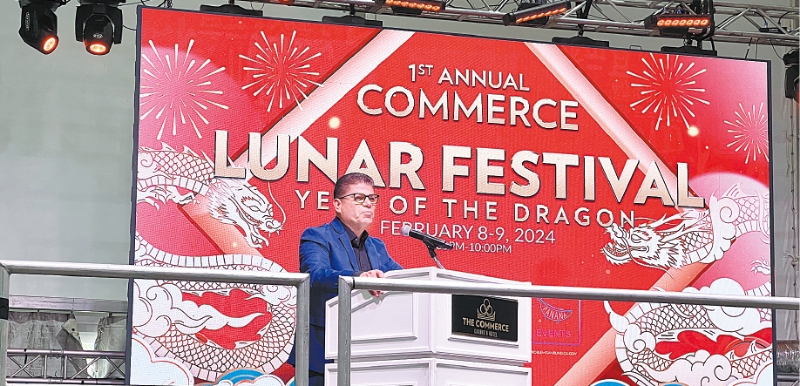 Commerce市長上臺為即將開始的活動做宣傳。陳倍樂攝