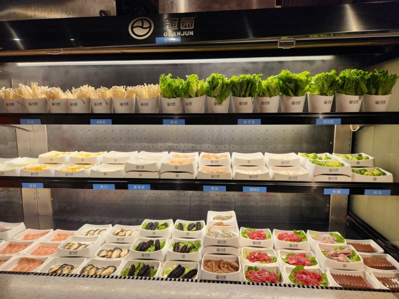 首日的自助任食打邊爐，有多款蔬菜、肉類可供選擇，也有一些熟食，如壽司、炸物等。