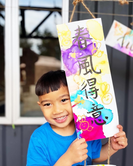 今年不妨突破傳統，利用顏色鮮艷的酒精 畫揮春來迎接繽紛璀璨的龍年。