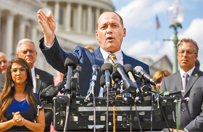 原本支持德桑蒂斯的眾議院自由黨團主席古德（中），宣布改為支持特朗普競選總統。 資料圖片