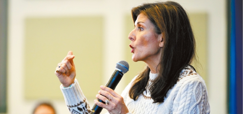 海莉猛烈攻擊特朗普，指責他不誠實與獨裁者扯上關係，更質疑他的心智和精神狀態能否勝任總統一職。 美聯社